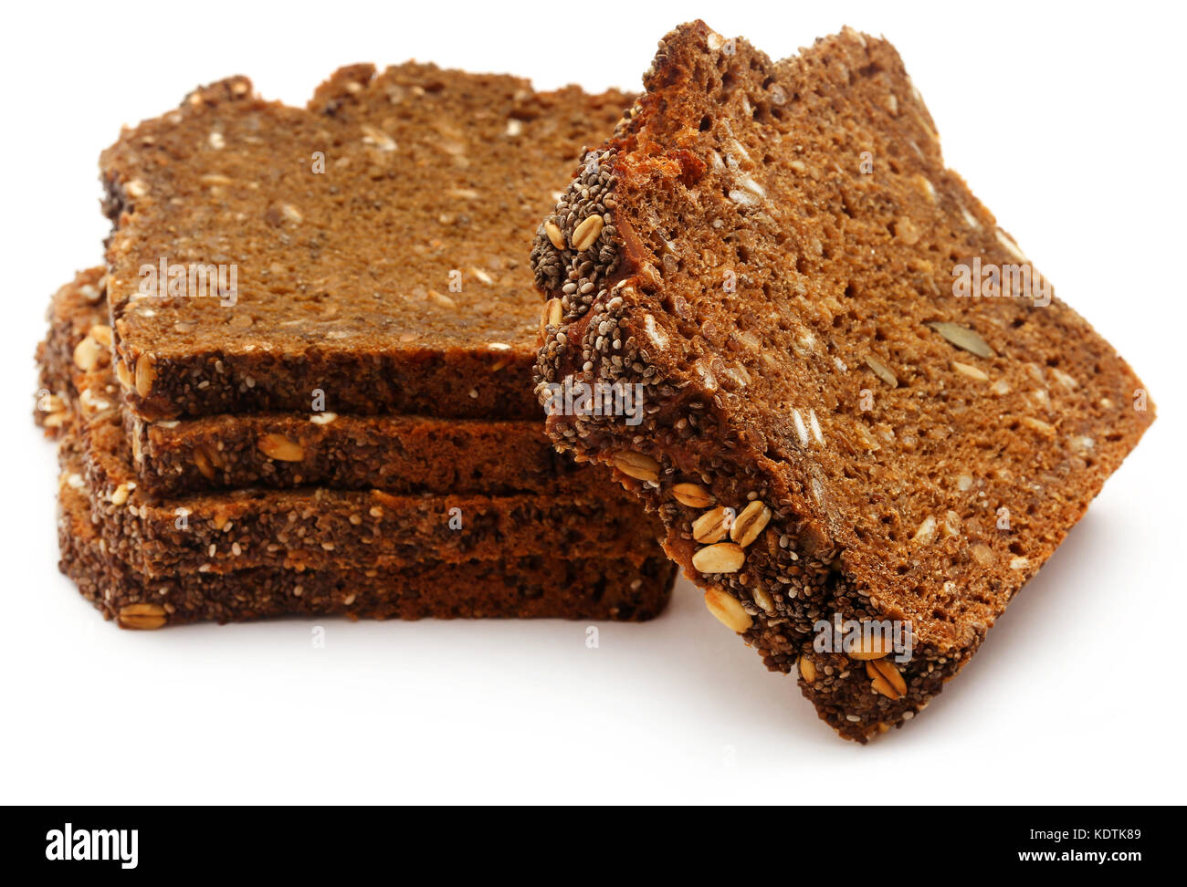 Tranches de pain de blé sur fond blanc Banque D'Images