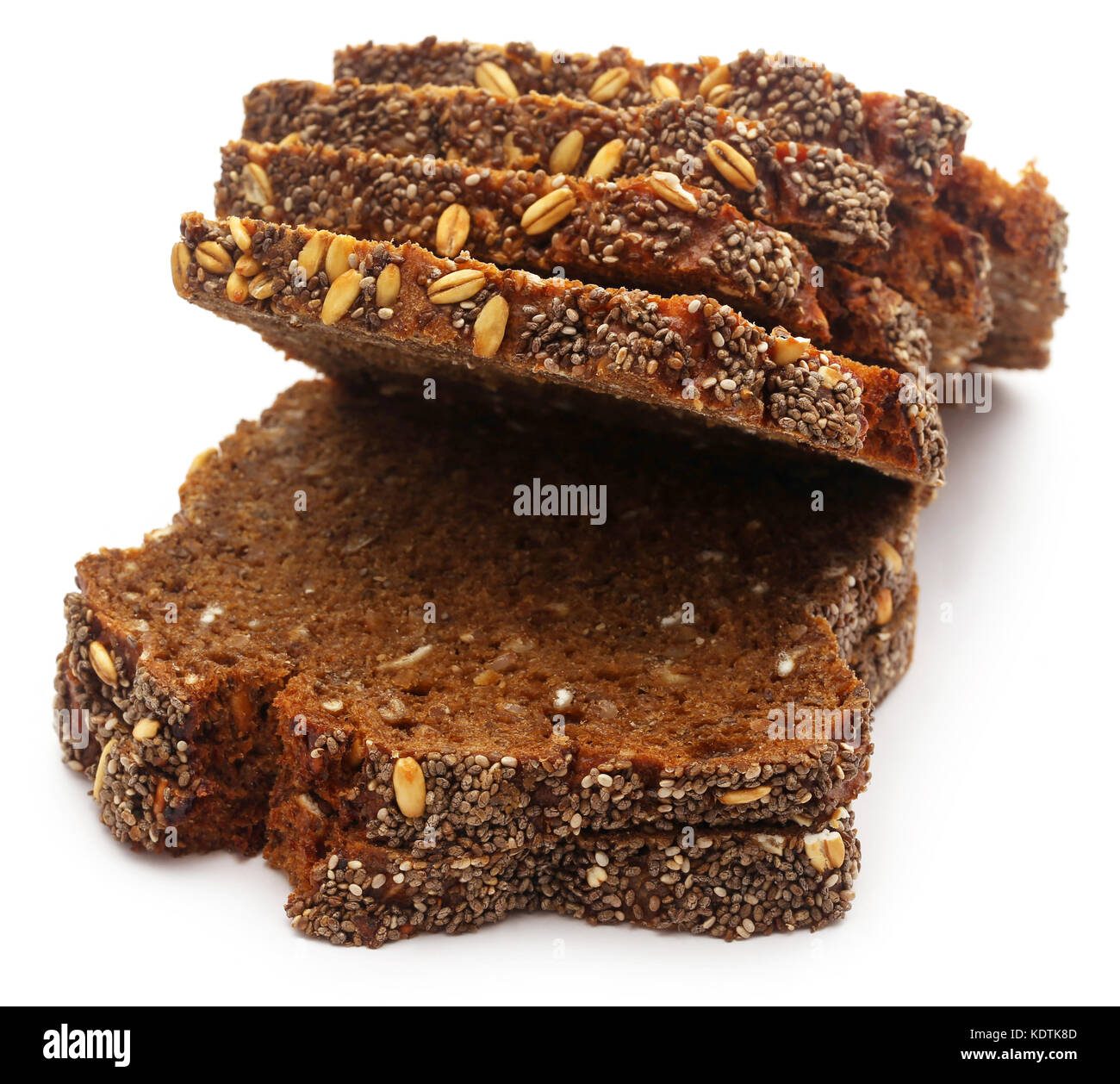 Tranches de pain de blé sur fond blanc Banque D'Images