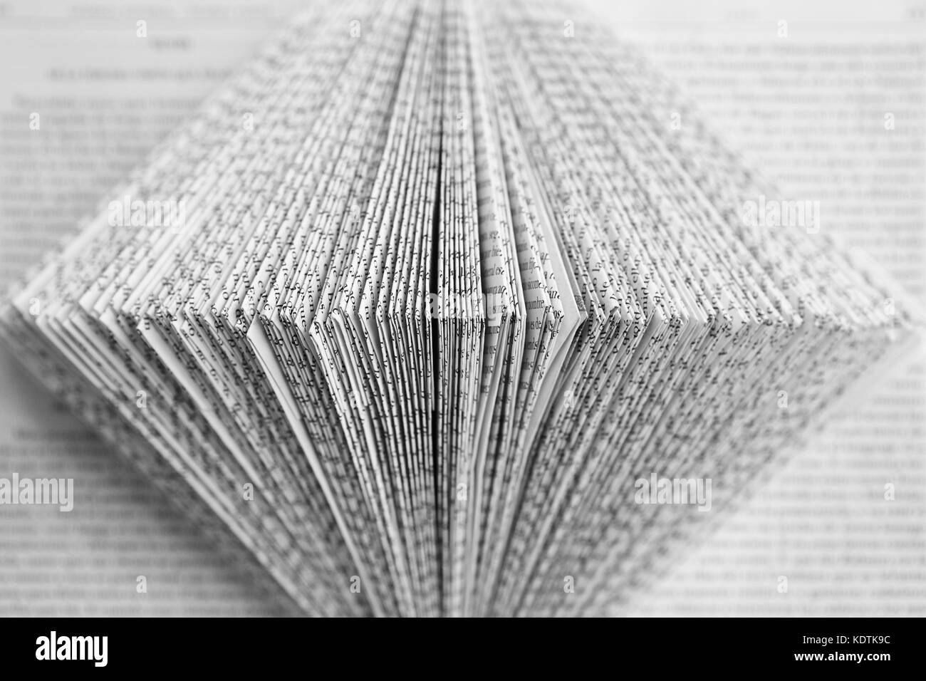 Lettres sur un papier plié en arrière-plan de l'éducation. de la culture. Banque D'Images