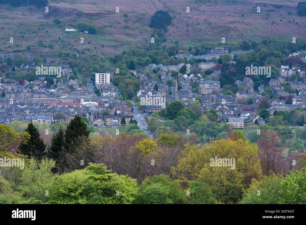 Soir vue sur les bâtiments résidentiels & high street, nichée dans la vallée de Wharfe sous la lande - centre-ville de Bradford, West Yorkshire, Angleterre, Royaume-Uni. Banque D'Images