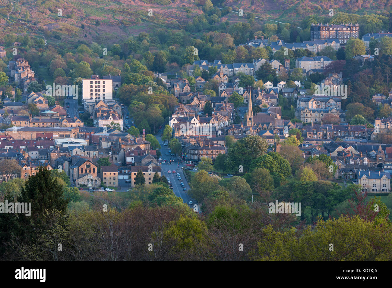 Soir vue sur les bâtiments résidentiels & high street, nichée dans la vallée de Wharfe sous la lande - centre-ville de Bradford, West Yorkshire, Angleterre, Royaume-Uni. Banque D'Images