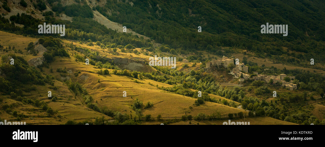 Petit village situé à silencieux, vallée de majella national park, Abruzzo, italie Banque D'Images