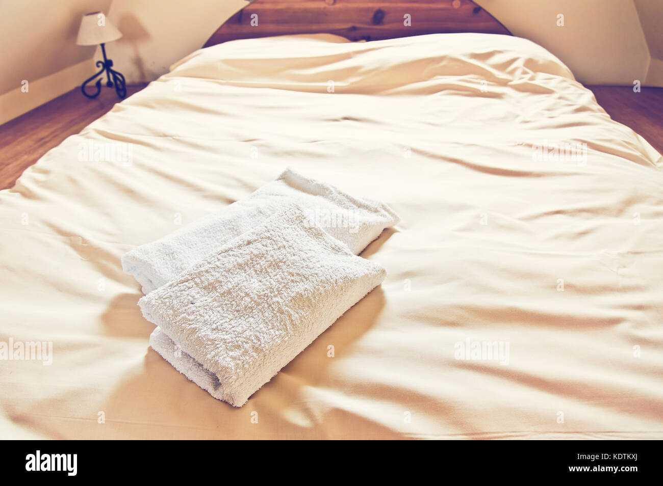 Serviettes sur le drap blanc frais. des objets du quotidien en chambre concept. vintage couleurs. Banque D'Images