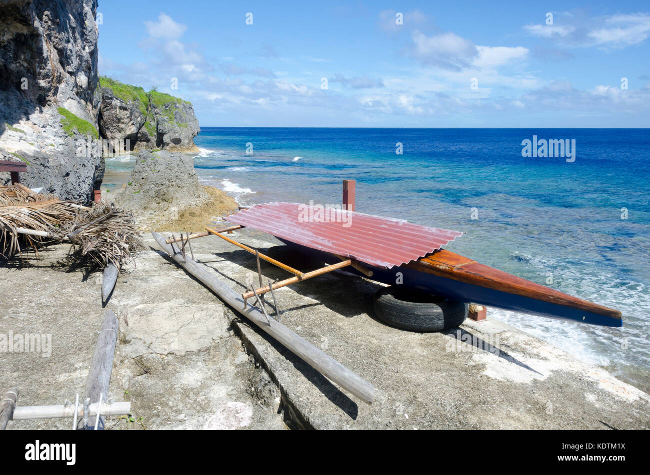 Outrigger Canoe par mer, Makefu, Niue, Pacifique Sud Banque D'Images