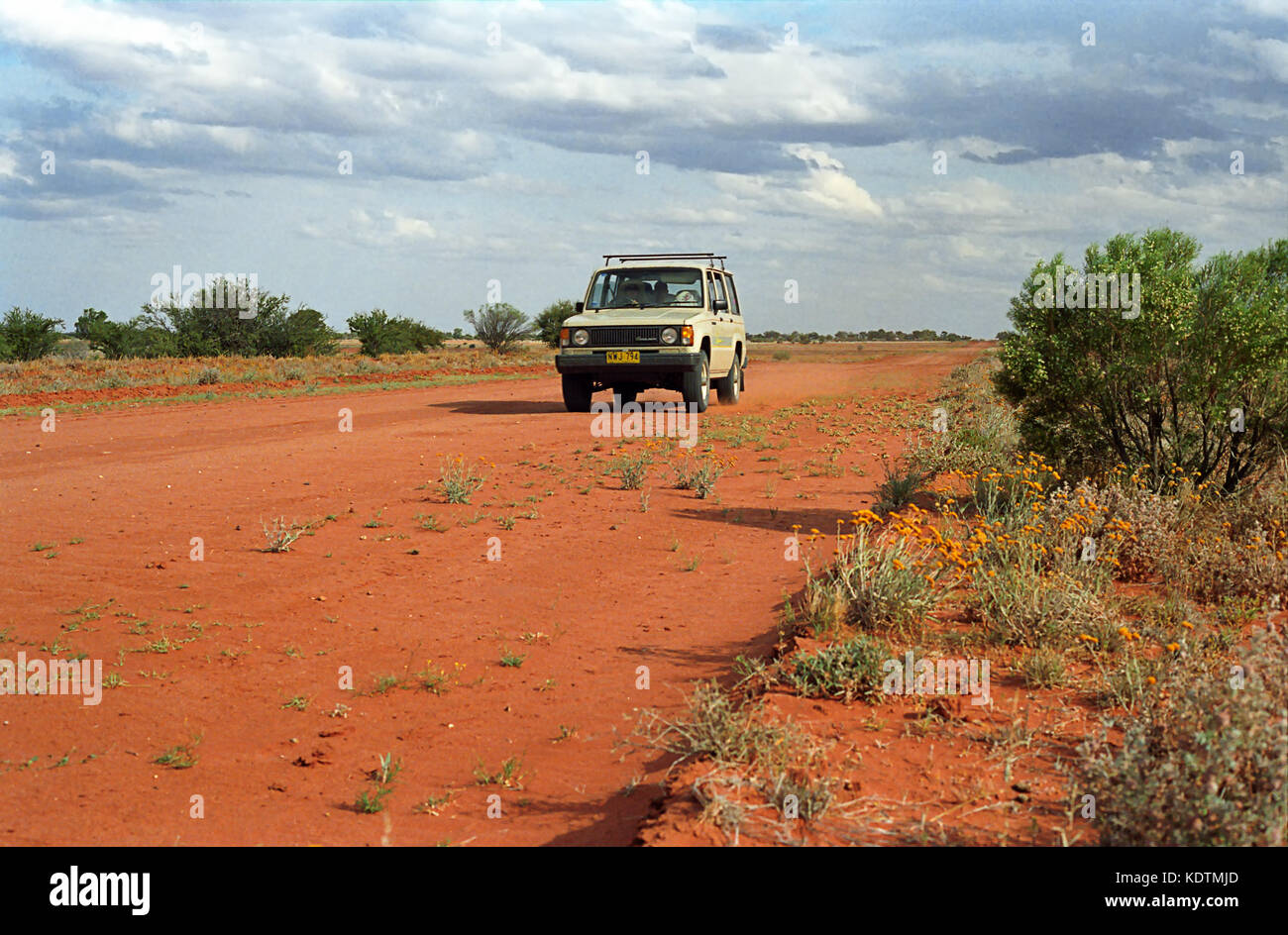 Un 4X4 sur une piste de terre rouge, de l'outback la ligne de coupe, entre Burnley et Wanaaring, outback Nouvelle Galles du Sud, Australie. Banque D'Images