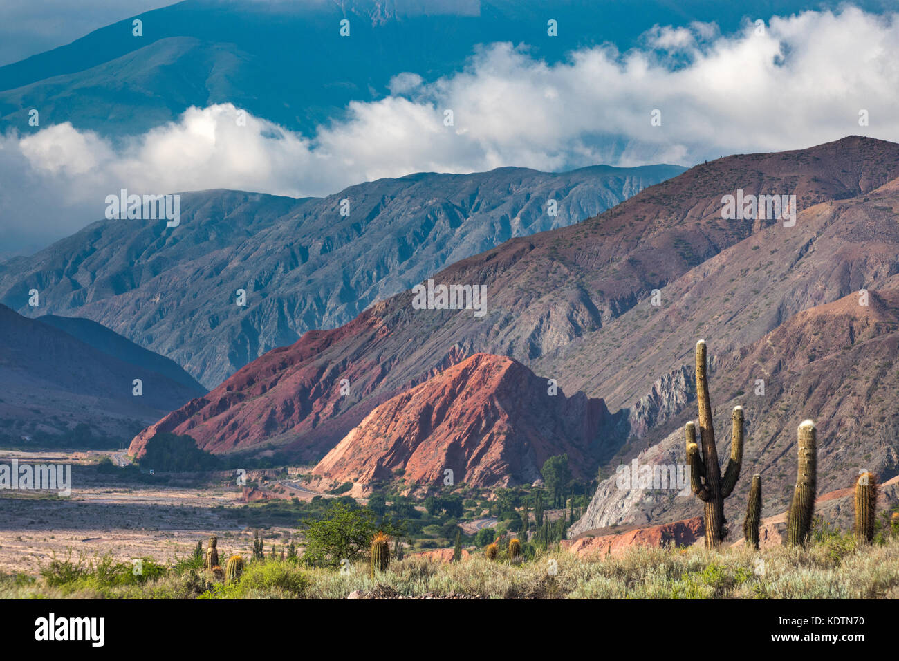 La première lumière sur les collines de la Quebrada de Humahuacha nr Maimara, Province de Jujuy, Argentine Banque D'Images