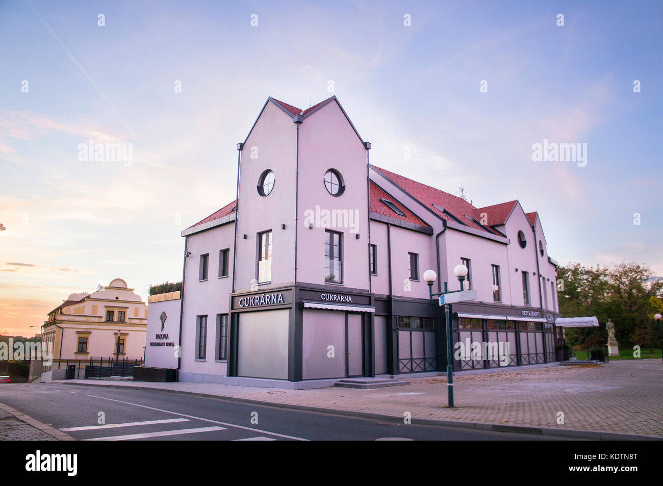 Pruhonice, Paloma Hotel Restaurant, reconstruction, Kvetnove Square Banque D'Images