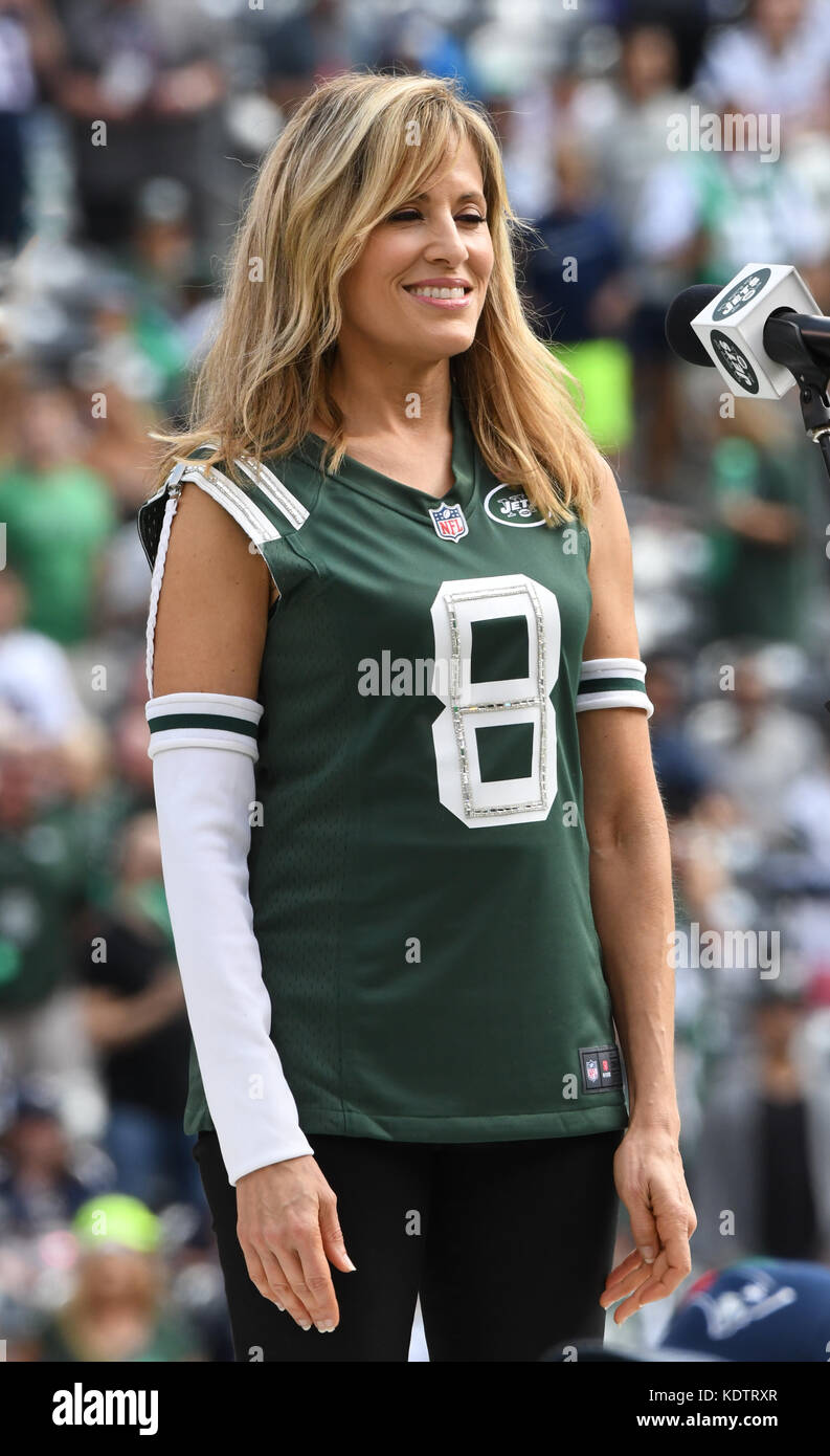East Rutherford, NJ, États-Unis. 15 octobre 2017. Lillian Garcia Assiste À New York Jets Vs New England Patriots Au Stade Met Life À East Rutherford, New Jersey, Le 15 Octobre 2017 . Crédit : John Palmer/Media Punch/Alay Live News Banque D'Images