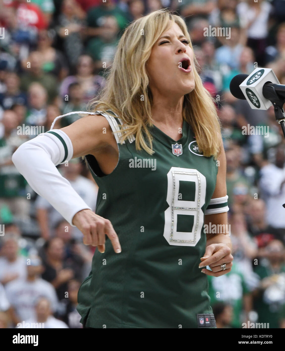 East Rutherford, NJ, États-Unis. 15 octobre 2017. Lillian Garcia Assiste À New York Jets Vs New England Patriots Au Stade Met Life À East Rutherford, New Jersey, Le 15 Octobre 2017 . Crédit : John Palmer/Media Punch/Alay Live News Banque D'Images