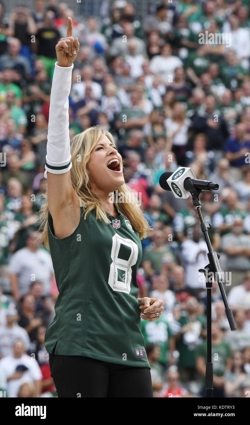 East Rutherford, NJ, États-Unis. 15 octobre 2017. Lillian Garcia Assiste À New York Jets Vs New England Patriots Au Stade Met Life À East Rutherford, New Jersey, Le 15 Octobre 2017 . Crédit : John Palmer/Media Punch/Alay Live News Banque D'Images