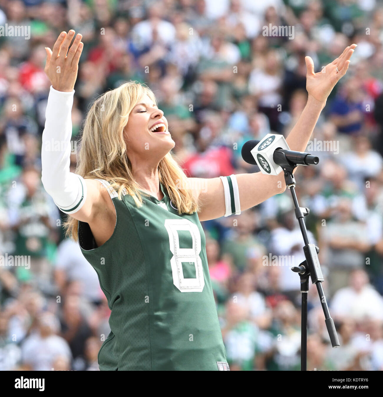East Rutherford, NJ, États-Unis. 15 octobre 2017. Lillian Garcia Assiste À New York Jets Vs New England Patriots Au Stade Met Life À East Rutherford, New Jersey, Le 15 Octobre 2017 . Crédit : John Palmer/Media Punch/Alay Live News Banque D'Images