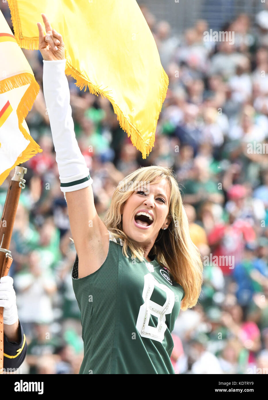 East Rutherford, NJ, États-Unis. 15 octobre 2017. Lillian Garcia Assiste À New York Jets Vs New England Patriots Au Stade Met Life À East Rutherford, New Jersey, Le 15 Octobre 2017 . Crédit : John Palmer/Media Punch/Alay Live News Banque D'Images