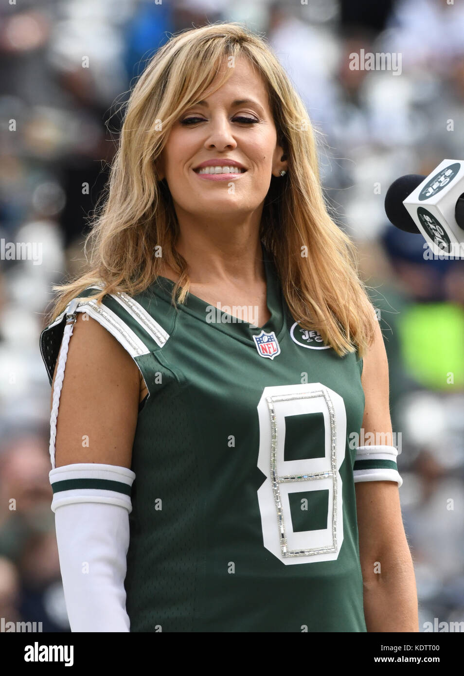 East Rutherford, NJ, États-Unis. 15 octobre 2017. Lillian Garcia Assiste À New York Jets Vs New England Patriots Au Stade Met Life À East Rutherford, New Jersey, Le 15 Octobre 2017 . Crédit : John Palmer/Media Punch/Alay Live News Banque D'Images