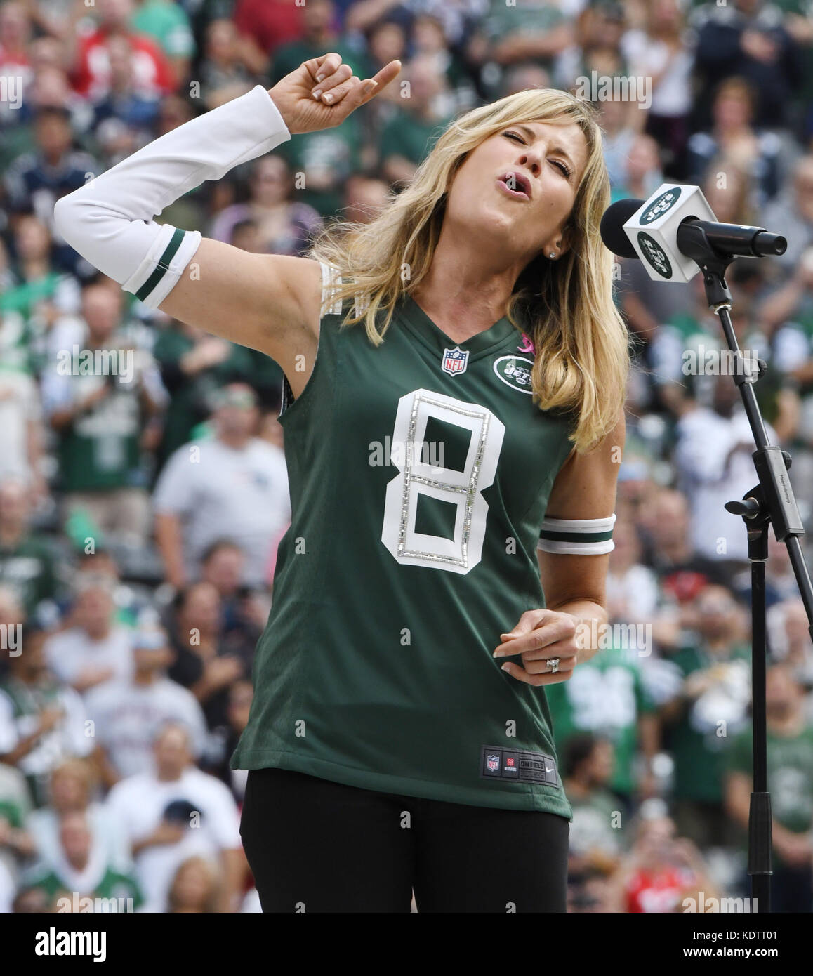 East Rutherford, NJ, États-Unis. 15 octobre 2017. Lillian Garcia Assiste À New York Jets Vs New England Patriots Au Stade Met Life À East Rutherford, New Jersey, Le 15 Octobre 2017 . Crédit : John Palmer/Media Punch/Alay Live News Banque D'Images