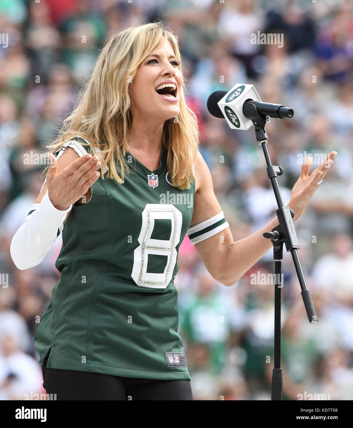 East Rutherford, NJ, États-Unis. 15 octobre 2017. Lillian Garcia Assiste À New York Jets Vs New England Patriots Au Stade Met Life À East Rutherford, New Jersey, Le 15 Octobre 2017 . Crédit : John Palmer/Media Punch/Alay Live News Banque D'Images