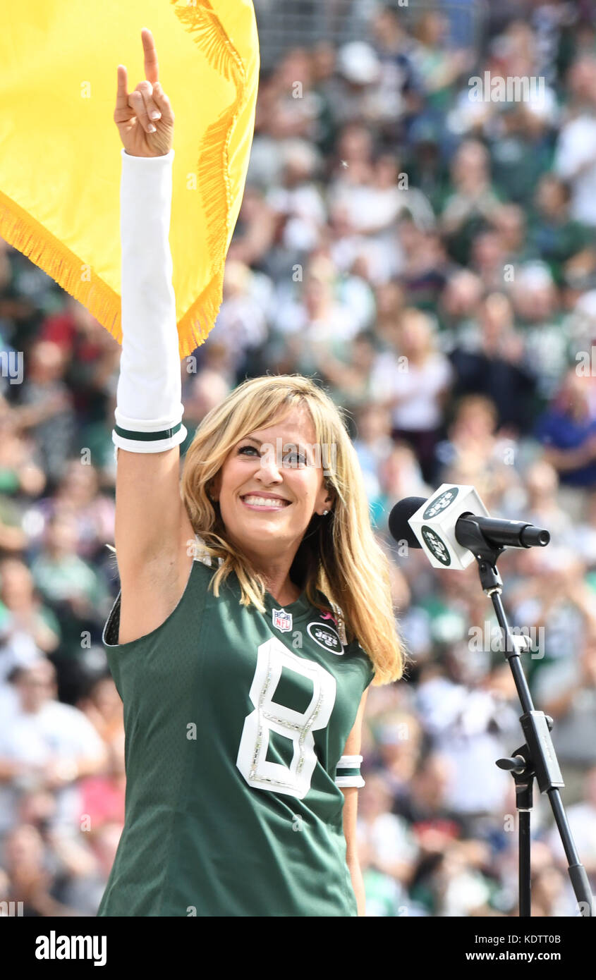 East Rutherford, NJ, États-Unis. 15 octobre 2017. Lillian Garcia Assiste À New York Jets Vs New England Patriots Au Stade Met Life À East Rutherford, New Jersey, Le 15 Octobre 2017 . Crédit : John Palmer/Media Punch/Alay Live News Banque D'Images