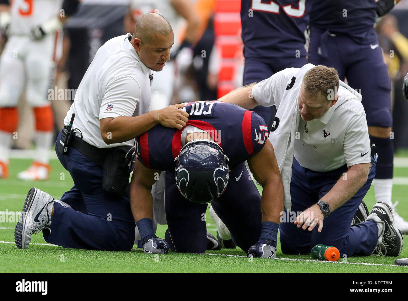 Houston, TX, USA. 15 Oct, 2017. Le secondeur intérieur des Houston Texans Dylan Cole (51) s'agenouille après avoir été blessé au deuxième trimestre au cours de la NFL match entre les Cleveland Browns et les Texans de Houston à NRG Stadium à Houston, TX. John Glaser/CSM/Alamy Live News Banque D'Images