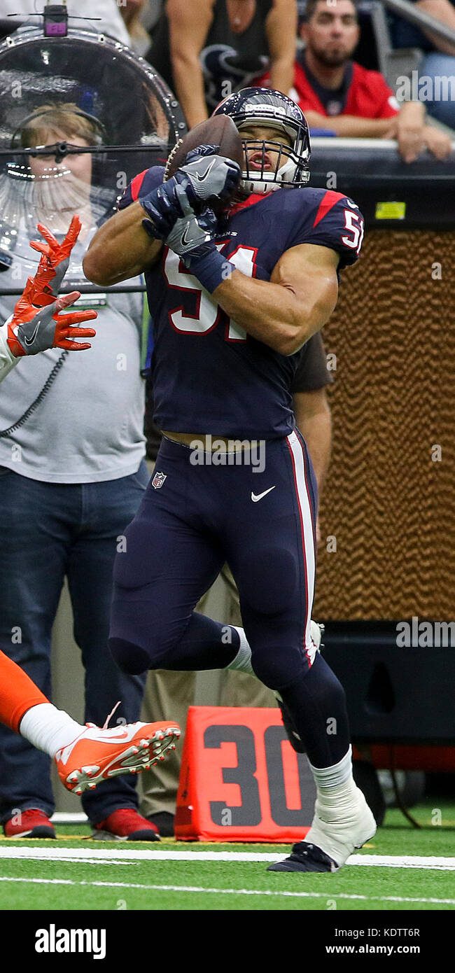 Houston, TX, USA. 15 Oct, 2017. Le secondeur intérieur des Houston Texans Dylan Cole (51) capture une interception au deuxième trimestre au cours de la NFL match entre les Cleveland Browns et les Texans de Houston à NRG Stadium à Houston, TX. John Glaser/CSM/Alamy Live News Banque D'Images