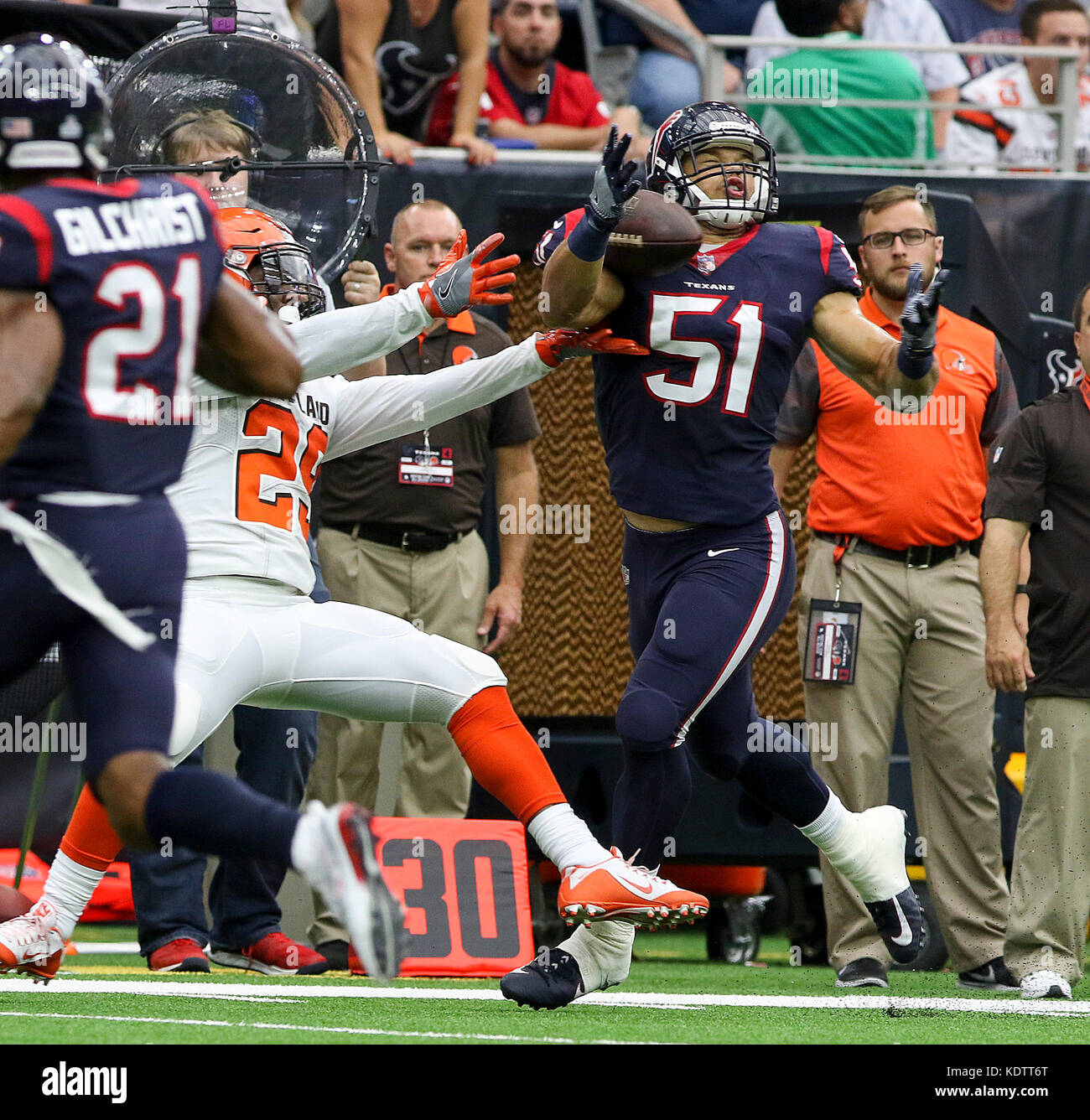 Houston, TX, USA. 15 Oct, 2017. Le secondeur intérieur des Houston Texans Dylan Cole (51) capture une interception au deuxième trimestre au cours de la NFL match entre les Cleveland Browns et les Texans de Houston à NRG Stadium à Houston, TX. John Glaser/CSM/Alamy Live News Banque D'Images