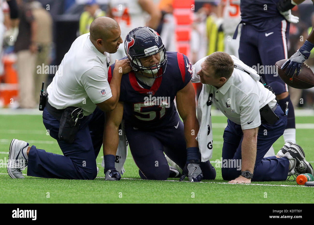 Houston, TX, USA. 15 Oct, 2017. Le secondeur intérieur des Houston Texans Dylan Cole (51) s'agenouille après avoir été blessé au deuxième trimestre au cours de la NFL match entre les Cleveland Browns et les Texans de Houston à NRG Stadium à Houston, TX. John Glaser/CSM/Alamy Live News Banque D'Images
