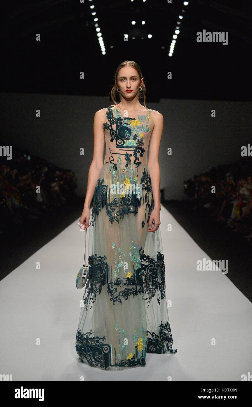 Shanghai, Chine. 15 octobre 2017. Un mannequin présente une création de WANGFENG lors de la semaine de mode printemps/été 2018 à Shanghai, à l'est de la Chine, Oct. 15, 2017. Crédit : Guo Changyao/Xinhua/Alamy Live News Banque D'Images