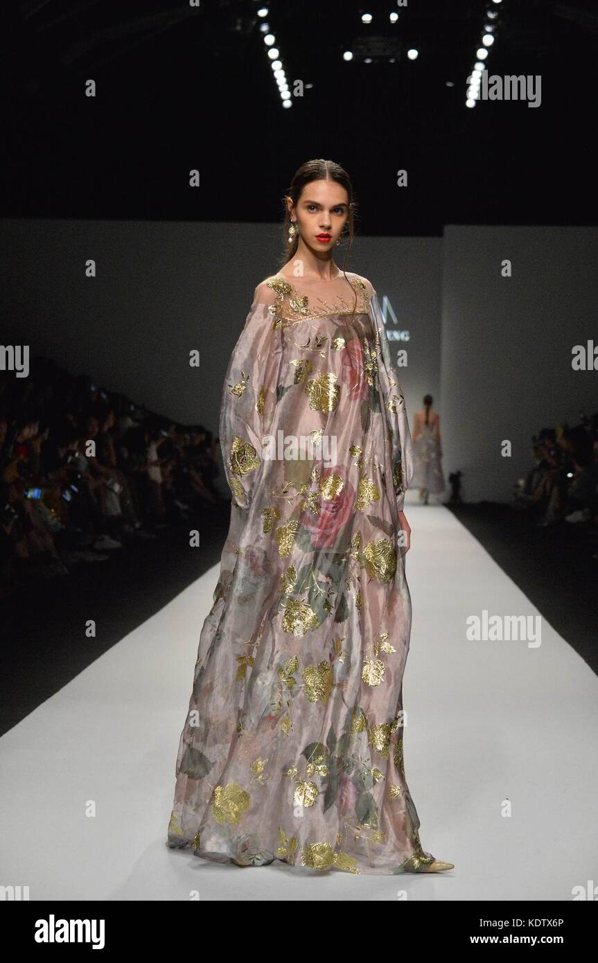 Shanghai, Chine. 15 octobre 2017. Un mannequin présente une création de WANGFENG lors de la semaine de mode printemps/été 2018 à Shanghai, à l'est de la Chine, Oct. 15, 2017. Crédit : Guo Changyao/Xinhua/Alamy Live News Banque D'Images