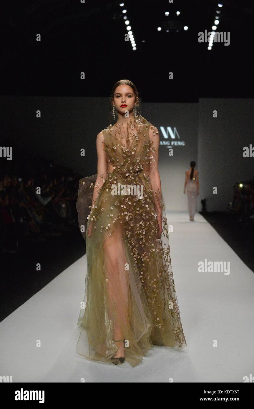 Shanghai, Chine. 15 octobre 2017. Un mannequin présente une création de WANGFENG lors de la semaine de mode printemps/été 2018 à Shanghai, à l'est de la Chine, Oct. 15, 2017. Crédit : Guo Changyao/Xinhua/Alamy Live News Banque D'Images