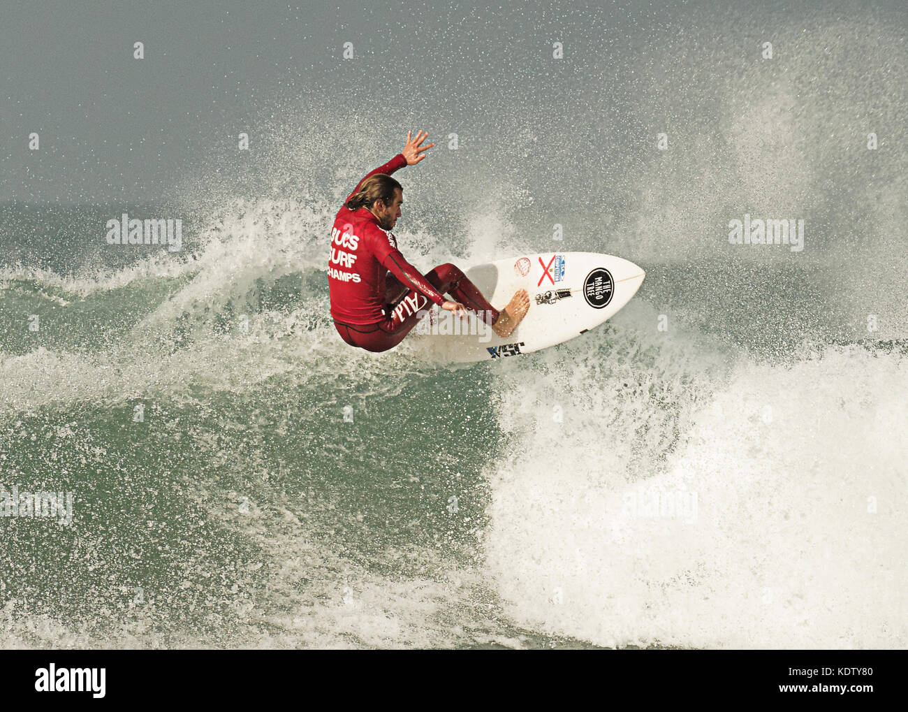 Newquay, Royaume-Uni. 15 Oct, 2017. Matt Chapman originaire de Jersey, représentant de l'Université de Falmouth (FXU) dans l'université britannique et collèges Surfing Championship 2017 pouvoirs concurrents masculins pour gagner l'évènement open le 15 octobre.C'est le plus grand événement de surf par numéros concurrent organisé au Royaume-Uni. La plage de Fistral. 15, octobre, 2017 Crédit : Robert Taylor/Alamy Live News Banque D'Images