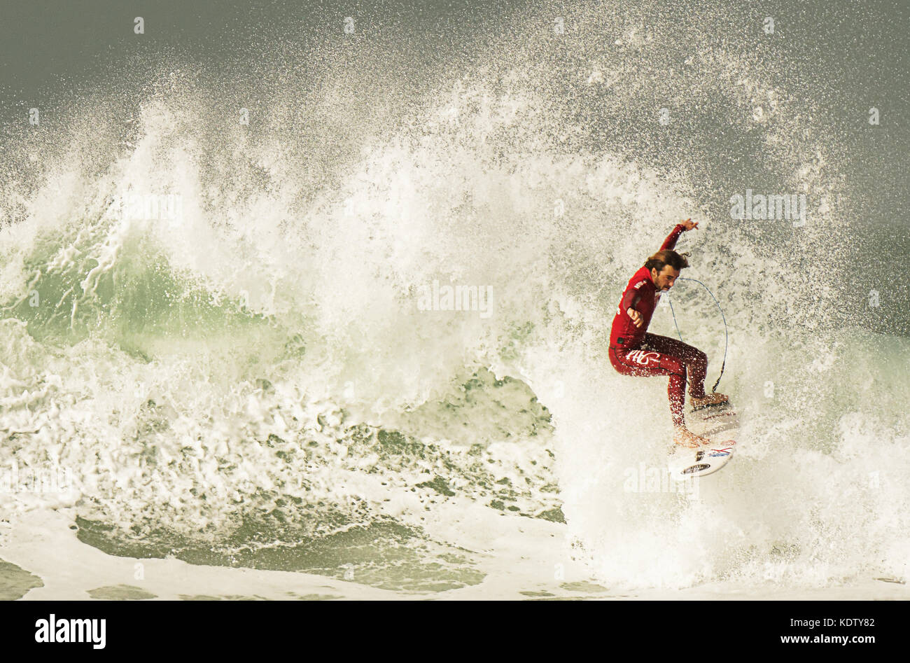 Newquay, Royaume-Uni. 15 Oct, 2017. Matt Chapman originaire de Jersey, représentant de l'Université de Falmouth (FXU) dans l'université britannique et collèges Surfing Championship 2017 pouvoirs concurrents masculins pour gagner l'évènement open le 15 octobre.C'est le plus grand événement de surf par numéros concurrent organisé au Royaume-Uni. La plage de Fistral. 15, octobre, 2017 Crédit : Robert Taylor/Alamy Live News Banque D'Images