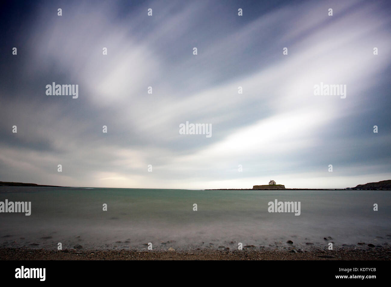 L'église St Cwyfan est isolée sur le horison de la mer d'Irlande alors que la tempête Ophelia touche Anglesey, au nord du pays de Galles, au Royaume-Uni Banque D'Images