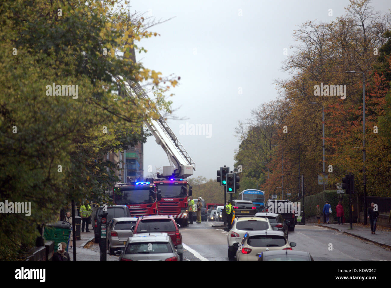 Glasgow, Ecosse. 16 oct, 2017. uk weather, premier dommage du mauvais temps dans la région de Great Western Road a des restrictions de circulation comme les équipes d'incendie et de police faire bâtir en pierre après morceaux sont tombés sur la chaussée et la route ci-dessous. crédit : Gérard ferry/Alamy live news Banque D'Images