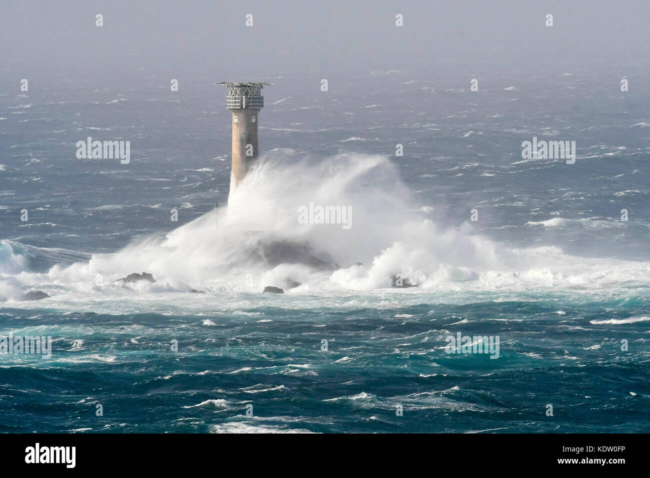 Lands End, Cornwall, UK. 16 Oct, 2017. Météo britannique. Des coups de vent de l'ouragan Ophelia ex Malaxe jusqu'immense mer déchaînée contre l'accident spectaculaire qui phare drakkars au large de la côte de Lands End en Cornouailles. Crédit photo : Graham Hunt/Alamy Live News Banque D'Images