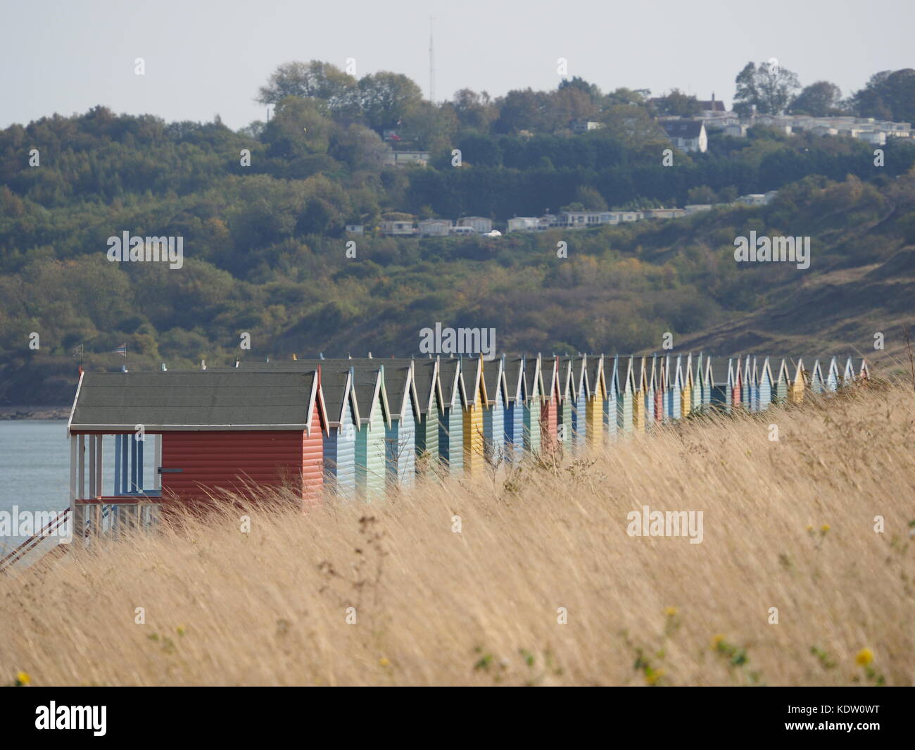 Minster sur mer, Kent, UK. 16 Oct, 2017. Météo France : un chaud (22c à 1pm) et ensoleillée à l'heure du déjeuner avec un fort vent à Minster sur mer. Credit : James Bell/Alamy Live News Banque D'Images