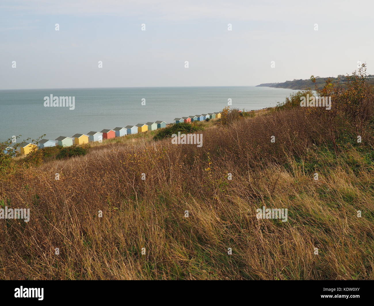 Minster sur mer, Kent, UK. 16 Oct, 2017. Météo France : un chaud (22c à 1pm) et ensoleillée à l'heure du déjeuner avec un fort vent à Minster sur mer. Credit : James Bell/Alamy Live News Banque D'Images