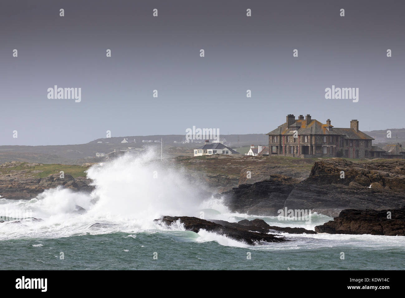 Pays de Galles, comme prévu avec le jaune et orange et le plus dangereux avertissements rouge par le Met Office l'ouragan Ophelia ne commence à toucher terre à la plupart des régions du Royaume-Uni, y compris le pays de Galles que nuages et des ondes de la mer comme la chambre de la chambre Coffre-fort série itv connu et peut-être n'apparaissent pas trop sûr aujourd'hui à treaddur bay, anglesey © dgdimages/Alamy live news Banque D'Images