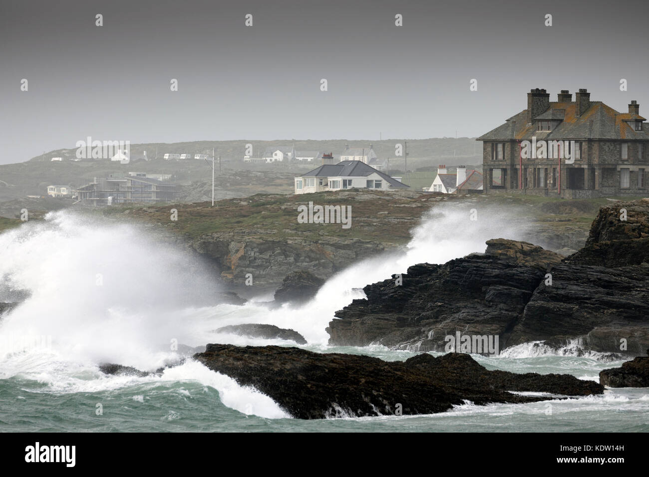 Pays de Galles, comme prévu avec le jaune et orange et le plus dangereux avertissements rouge par le Met Office l'ouragan Ophelia ne commence à toucher terre à la plupart des régions du Royaume-Uni, y compris le pays de Galles que nuages et des ondes de la mer comme la chambre de la chambre Coffre-fort Série ITV connu et peut-être n'apparaissent pas trop sûr aujourd'hui à Treaddur Bay, Anglesey © DGDImages/Alamy Live News Banque D'Images