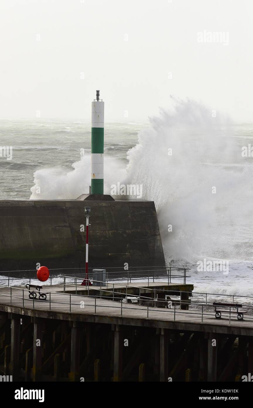 Aberystwyth Wales, Royaume-Uni. 16 octobre 2017. Météo britannique : les vestiges du système de tempête Ophelia, avec des vents de l'ouragan Force 12 poussant jusqu'à 80 km/h, frappe Aberystwyth sur la côte de Cardigan Bay de la mer d'Irlande dans l'ouest du pays de Galles. Le met Office a émis un avertissement météorologique orange, avec de bonnes chances que des coupures de courant se produisent, avec le potentiel d'affecter d'autres services, tels que la couverture de téléphonie mobile. Crédit : keith morris/Alamy Live News Banque D'Images