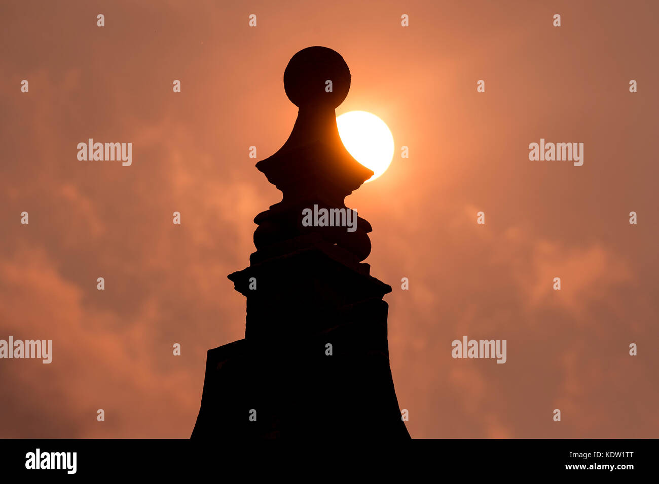 Météo France : Stoke-on-trent, Staffordshire, Royaume-Uni. 16 octobre 2017. Le soleil est rouge à cause de particules de poussière saharienne et portugais wild-le-feu, de la fumée causée par l'ex-ophelia, un ouragan de l'Atlantique de faire son chemin au nord-est sur le Royaume-Uni et l'irlande. Stoke-on-trent gare est découpé sur le soleil rouge. Banque D'Images Météo France : Stoke-on-trent, Staffordshire, Royaume-Uni. 16 octobre 2017. Le soleil est rouge à cause de particules de poussière saharienne et portugais wild-le-feu, de la fumée causée par l'ex-ophelia, un ouragan de l'Atlantique de faire son chemin au nord-est sur le Royaume-Uni et l'irlande. Stoke-on-trent gare est découpé sur le soleil rouge. Banque D'Images