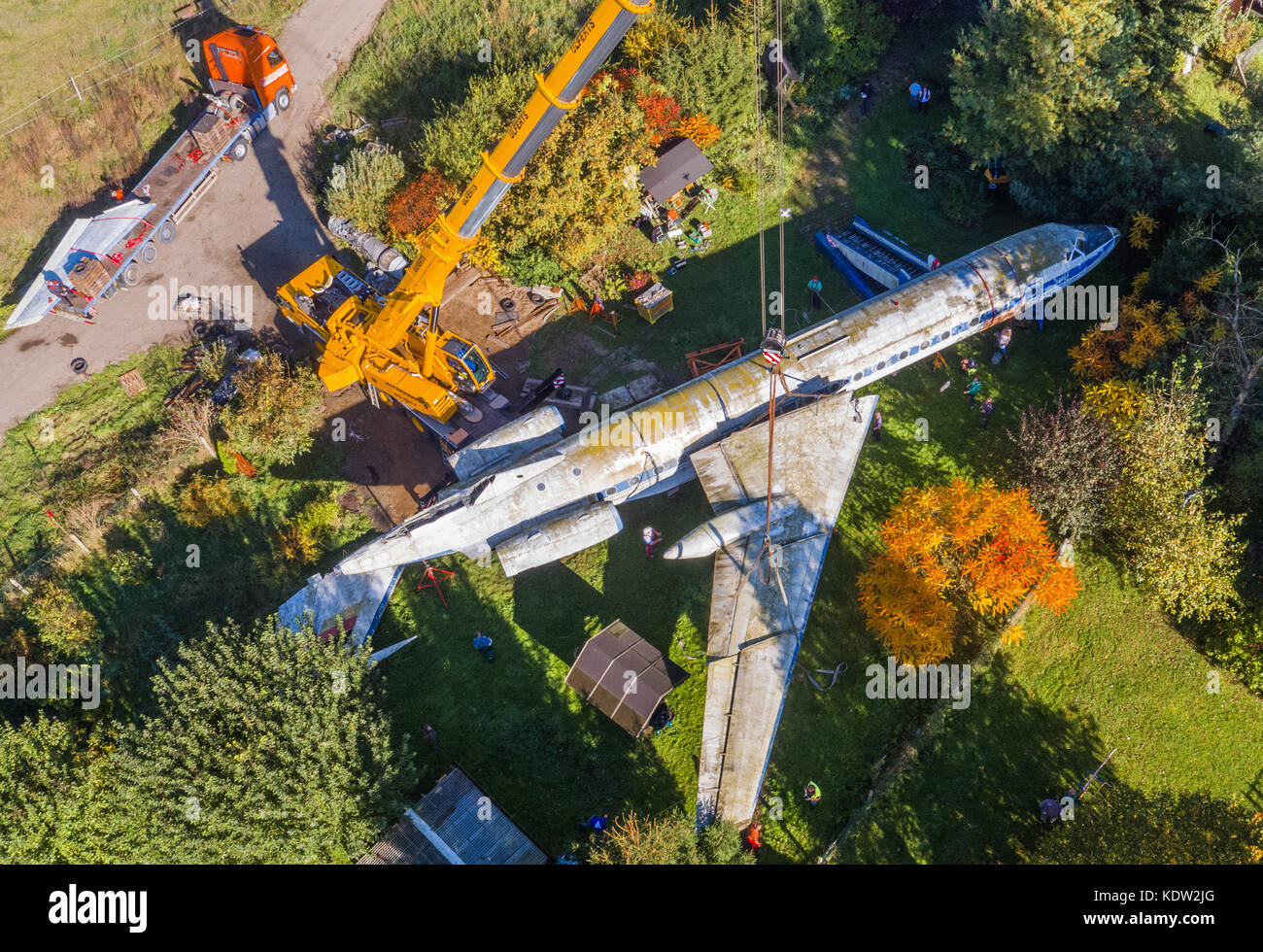 Après des mois de préparation, des experts aéronautiques démantelent les ailes d'un ancien avion de passagers soviétique du type Tupolew 134 à Gruenz, Allemagne, le 16 octobre 2017 (pris avec un drone). L'avion doit être transporté au musée de l'aérodrome de Cottbus. L'avion a été utilisé par le ministère de la sécurité de l'État de la République démocratique allemande à partir de 1984 afin de pratiquer des opérations antiterroristes. Après 1990, un propriétaire a apporté le jet de plus de 30 mètres de long à Gruenz. Ici, le TU134 a été placé dans le jardin derrière le restaurant pendant plus de 20 ans. Photo : Jens Büttner/dpa-Zentra Banque D'Images