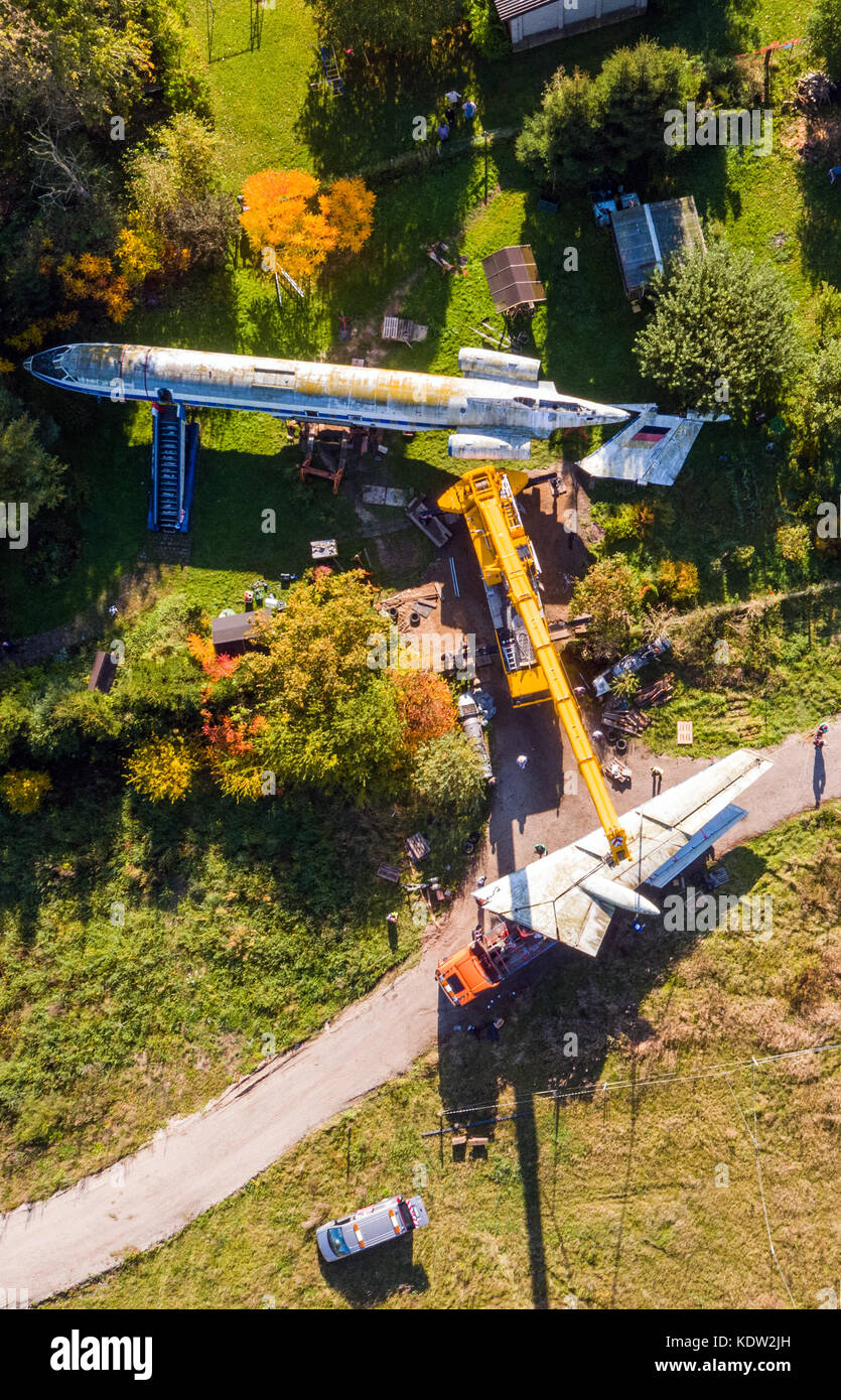 Après des mois de préparation, des experts aéronautiques démantelent les ailes d'un ancien avion de passagers soviétique du type Tupolew 134 à Gruenz, Allemagne, le 16 octobre 2017 (pris avec un drone). L'avion doit être transporté au musée de l'aérodrome de Cottbus. L'avion a été utilisé par le ministère de la sécurité de l'État de la République démocratique allemande à partir de 1984 afin de pratiquer des opérations antiterroristes. Après 1990, un propriétaire a apporté le jet de plus de 30 mètres de long à Gruenz. Ici, le TU134 a été placé dans le jardin derrière le restaurant pendant plus de 20 ans. Photo : Jens Büttner/dpa-Zentra Banque D'Images