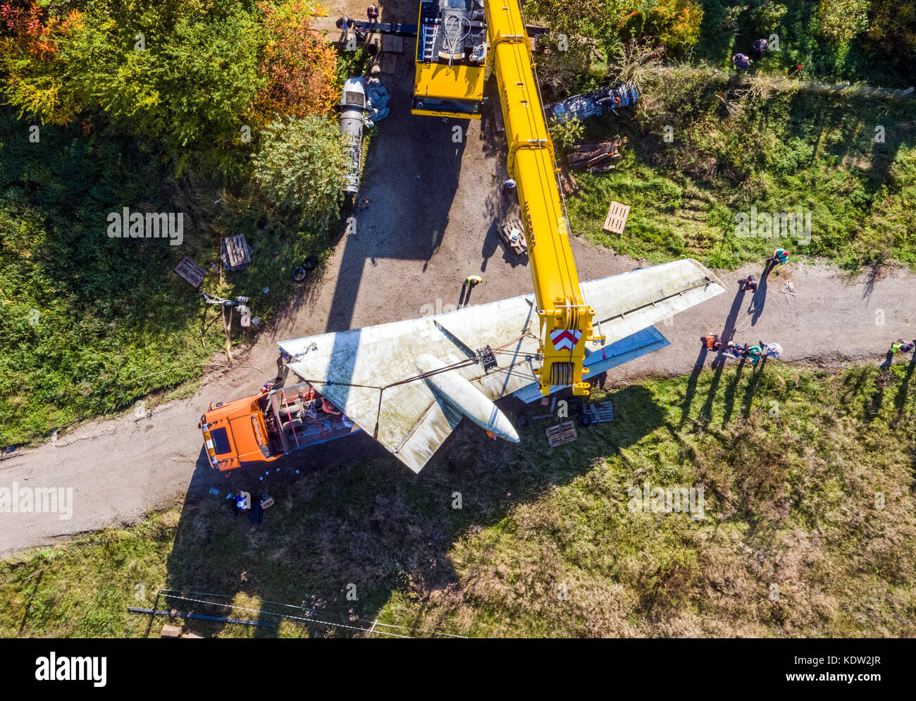 Après des mois de préparation, des experts aéronautiques démantelent les ailes d'un ancien avion de passagers soviétique du type Tupolew 134 à Gruenz, Allemagne, le 16 octobre 2017 (pris avec un drone). L'avion doit être transporté au musée de l'aérodrome de Cottbus. L'avion a été utilisé par le ministère de la sécurité de l'État de la République démocratique allemande à partir de 1984 afin de pratiquer des opérations antiterroristes. Après 1990, un propriétaire a apporté le jet de plus de 30 mètres de long à Gruenz. Ici, le TU134 a été placé dans le jardin derrière le restaurant pendant plus de 20 ans. Photo : Jens Büttner/dpa-Zentra Banque D'Images