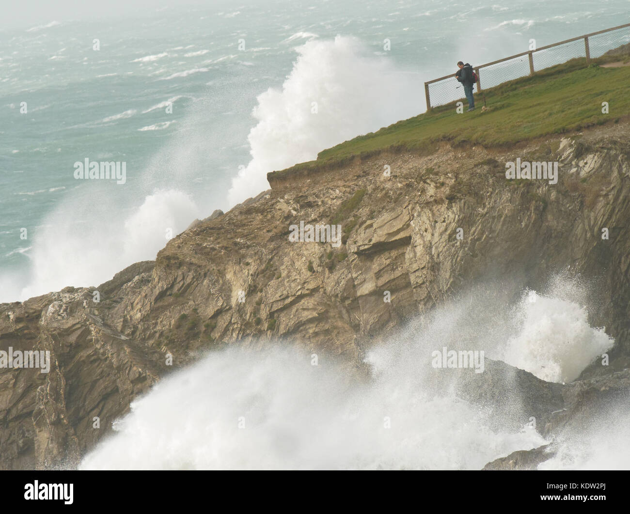 Newquay, Royaume-Uni. 16 Oct, 2017. Ex l'ouragan Ophelia. La moitié des touristes à long terme à sensations fortes mers énormes à Cribbar point, plage de Fistral. 16, octobre, 2017 Crédit : Robert Taylor/Alamy Live News Banque D'Images