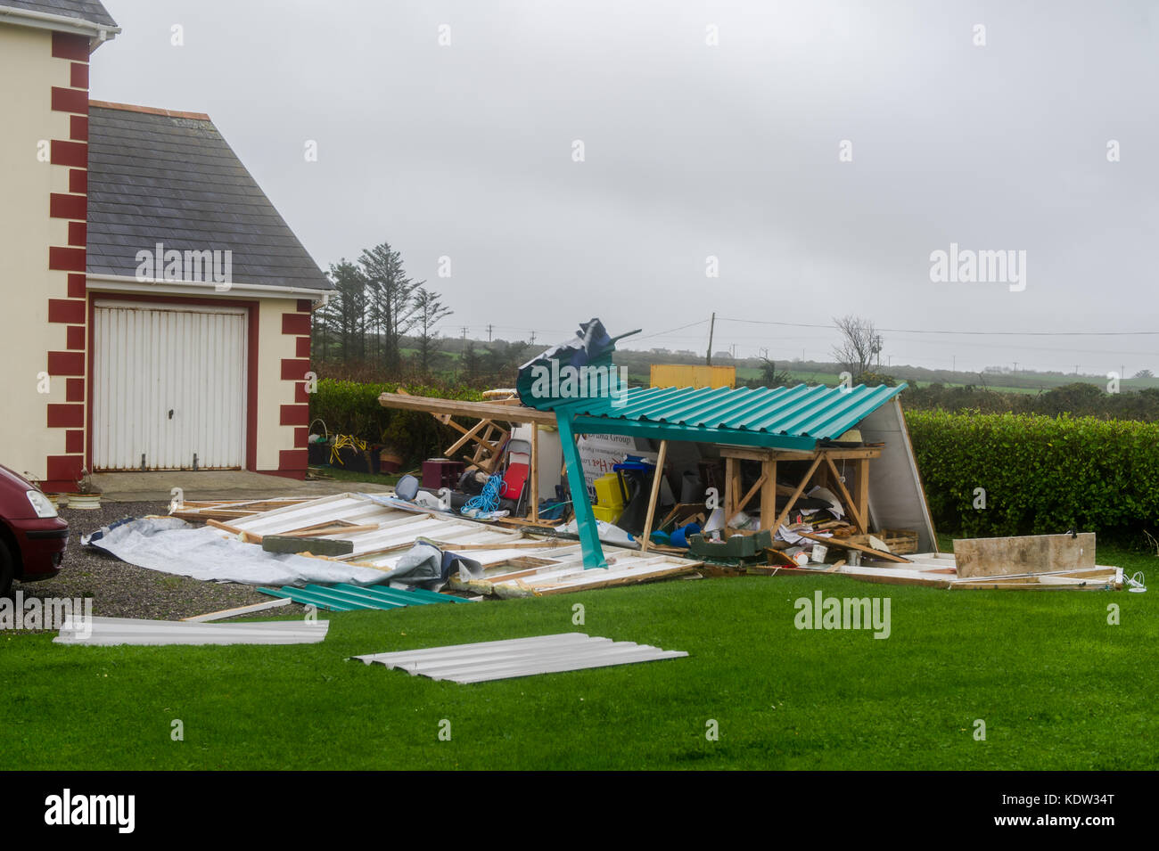 Schull, Irlande 16 Oct, 2017. Ex-Hurricane Ophelia a causé des dégâts structurels quand elle a frappé l'Irlande lundi. Ce hangar est démoli près de Schull. Credit : Andy Gibson/Alamy Live News. Banque D'Images