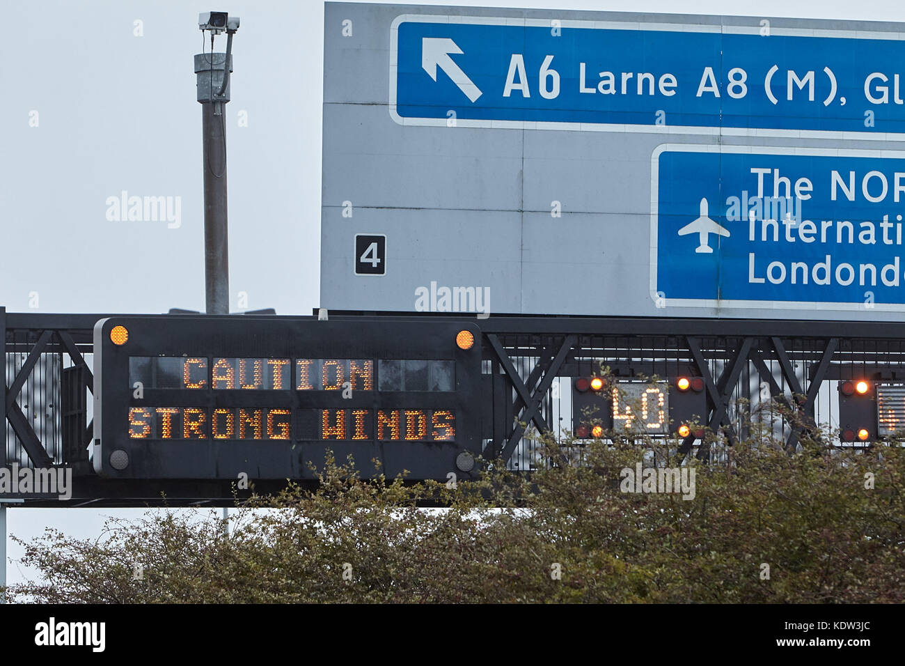 Belfast, Irlande du Nord. 16 octobre, 2017. Attention de forts vents signer sur l'autoroute M2 à l'heure de pointe en période de pointe de la tempête Ophelia hits d'Irlande du Nord. Glengormley, comté d'Antrim, en Irlande du Nord, 16 octobre 2017. Credit : Radharc Images/Alamy Live News Banque D'Images