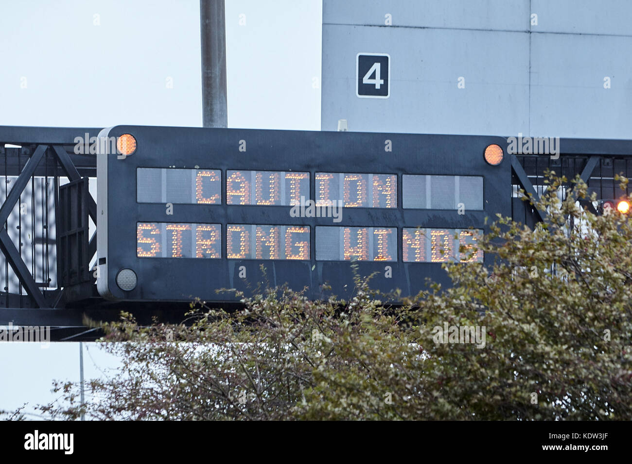 Belfast, Irlande du Nord. 16 octobre, 2017. Attention de forts vents signer sur l'autoroute M2 à l'heure de pointe en période de pointe de la tempête Ophelia hits d'Irlande du Nord. Glengormley, comté d'Antrim, en Irlande du Nord, 16 octobre 2017. Credit : Radharc Images/Alamy Live News Banque D'Images