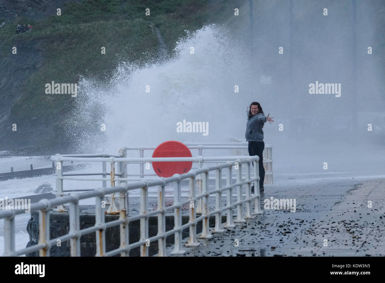 Aberystwyth, pays de Galles, Royaume-Uni. 16th octobre 2017. Alors que Storm Ophelia passe le long de la côte ouest du pays de Galles, les spectateurs risquent de s'imprégner ou de s'aggraver des vagues qui battent le front de mer d'Aberystwyth. Crédit : Alan Hale/Alay Live News Banque D'Images