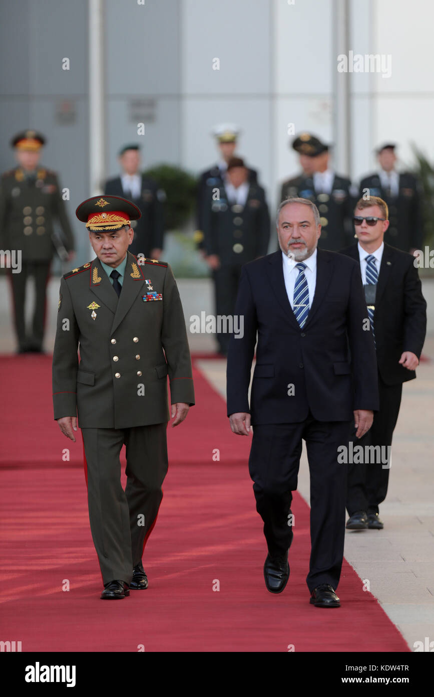 Tel Aviv, Israël. 16 octobre 2017. Le ministre israélien de la Défense Avigdor Lieberman (R, Front) accueille son homologue russe Sergei Shoigu (l, Front) au ministère israélien de la Défense à tel Aviv, Israël, le 16 octobre 2017. Crédit : JINI/Gideon Markowicz/Xinhua/Alamy Live News Banque D'Images