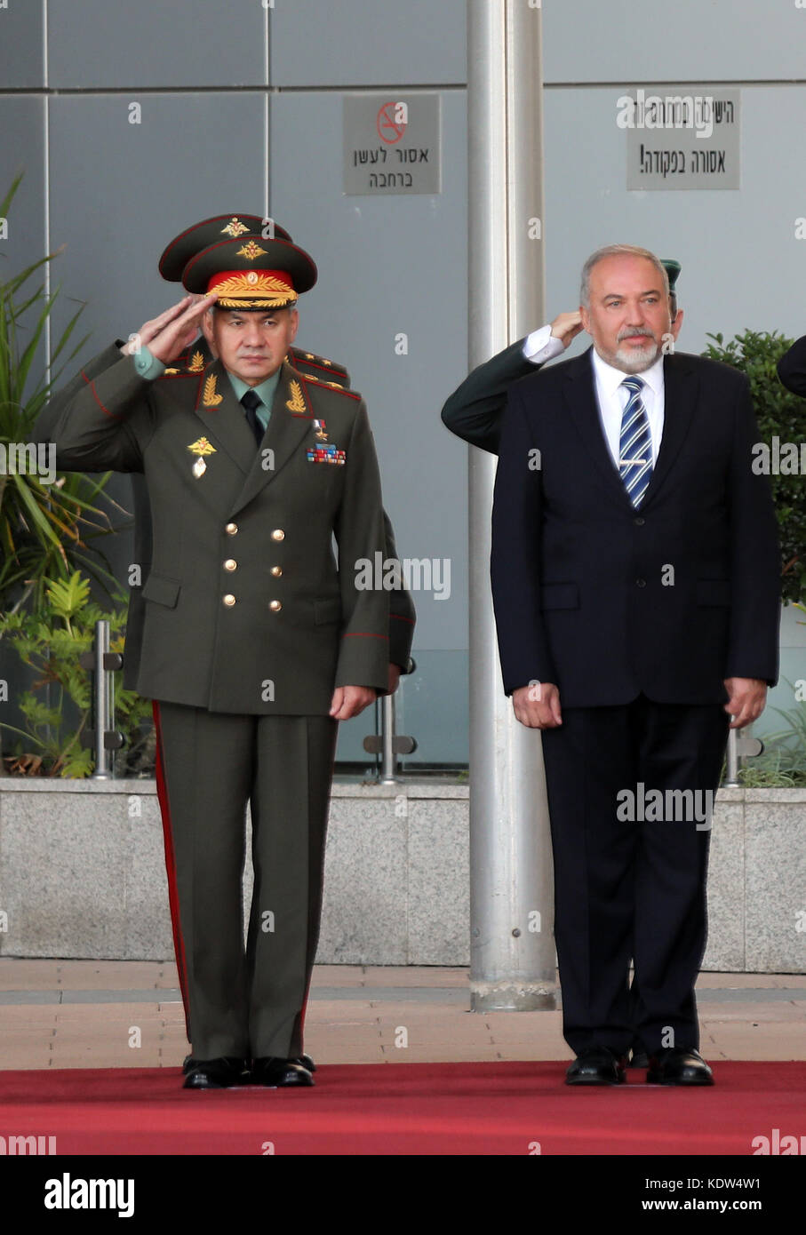 Tel Aviv, Israël. 16 octobre 2017. Le ministre israélien de la Défense Avigdor Lieberman (à droite) accueille son homologue russe Sergei Shoigu (à gauche) au ministère israélien de la Défense à tel Aviv, Israël, le 16 octobre 2017. Crédit : JINI/Gideon Markowicz/Xinhua/Alamy Live News Banque D'Images