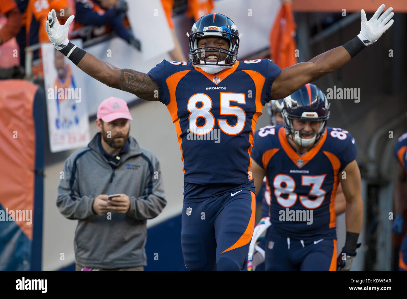 15 octobre 2017 : Denver Broncos tight end Virgil vert (85) au cours de la pré-chauffer le jeu d'une semaine 6 de la NFL se rencontreront entre les Giants de New York et les Denver Broncos à Sports Authority Field at Mile High Stadium Denver CO, Scott D Stivason/Cal Sport Media Banque D'Images