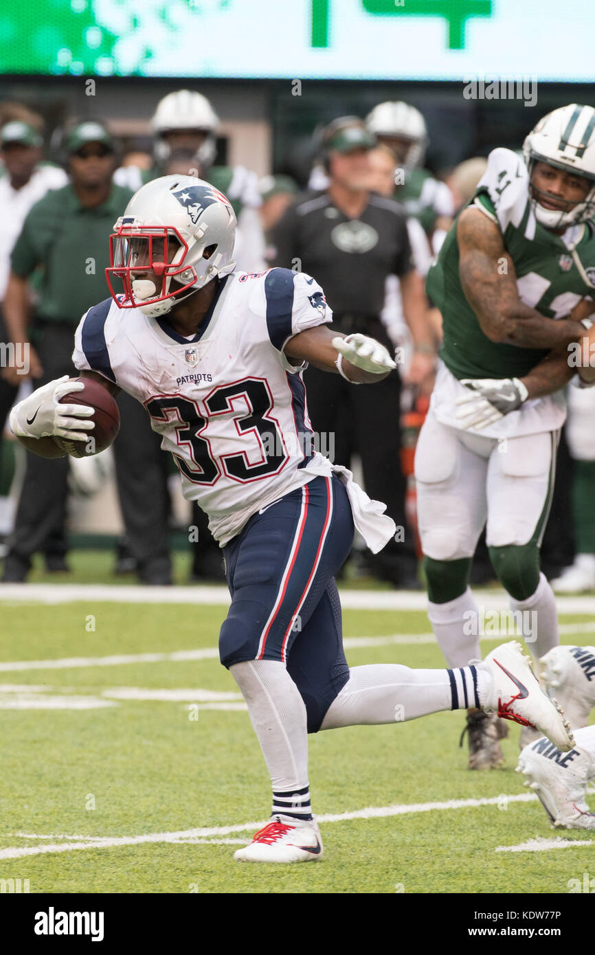 East Rutherford, New Jersey, USA. 15 Oct, 2017. New England Patriots suivi verso Dion Lewis (33) s'exécute avec le ballon au cours de la NFL match entre les New England Patriots et les New York Jets à MetLife Stadium à East Rutherford, New Jersey. Le New England Patriots a gagné 24-17. Christopher Szagola/CSM/Alamy Live News Banque D'Images